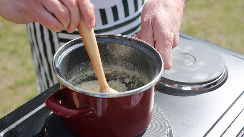 Domácí mátový likér: uvaříme hustý cukerný roztok