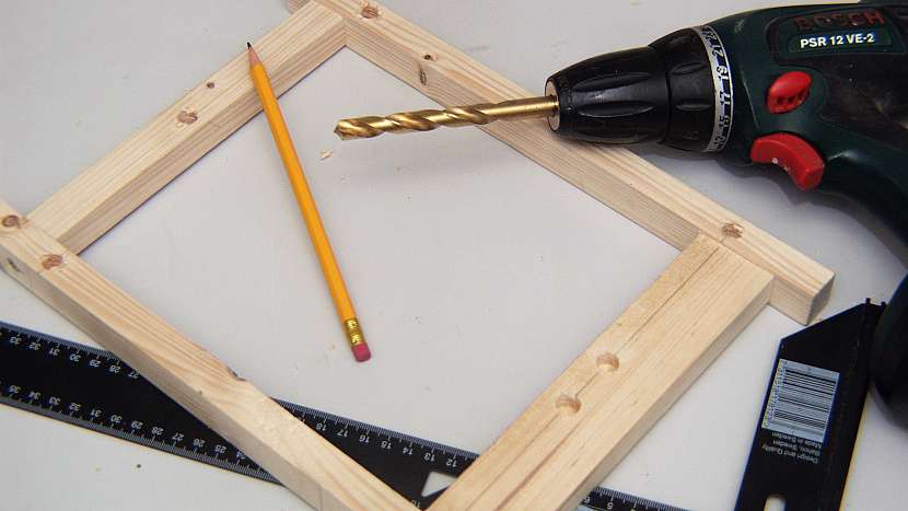DIY stojan na noviny: příčky jsou od konců stojek asi o 2 cm odsazené