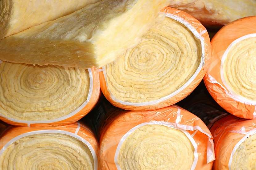 Skelná vata se prodává stlačená a zabalená v rolích