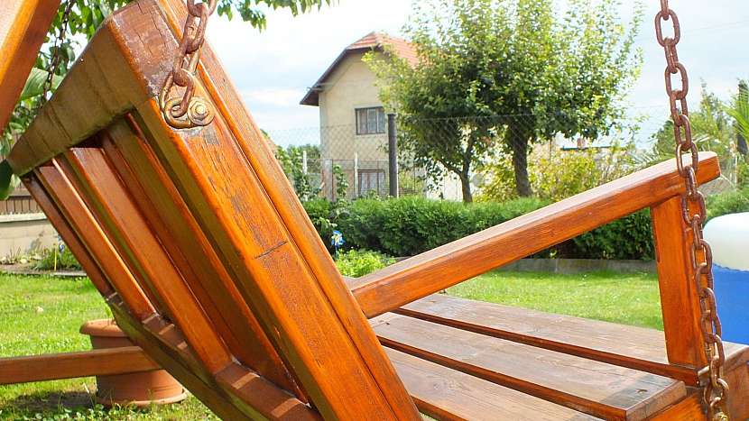 Zahradní houpačka: lavice má jednoduché područky