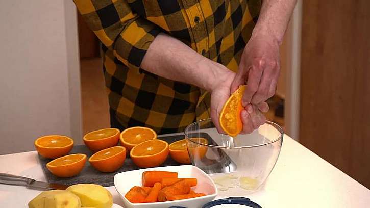 Pomeranče vymačkejte a nastrouhejte kůru