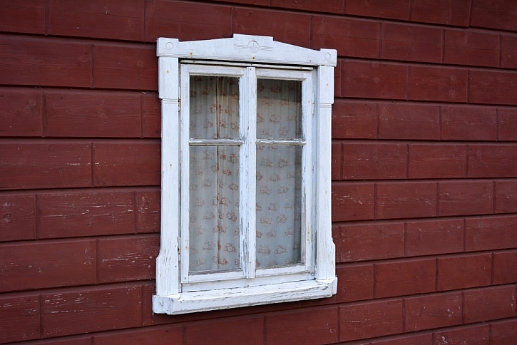 Nemáte-li okenice, zamezte okolí, aby vidělo do interiéru domu. Stačí k tomu i obyčejné závěsy