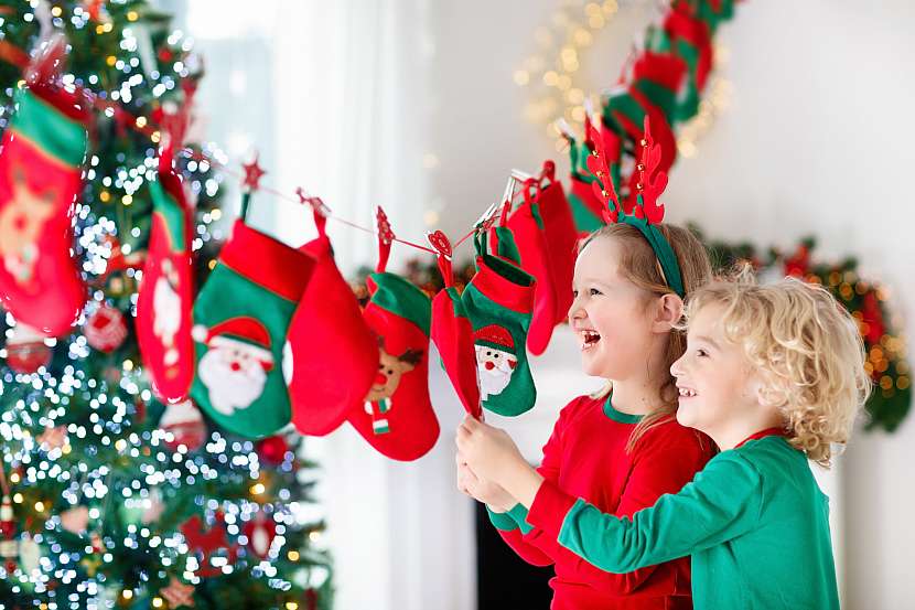 Děti u adventního kalendáře