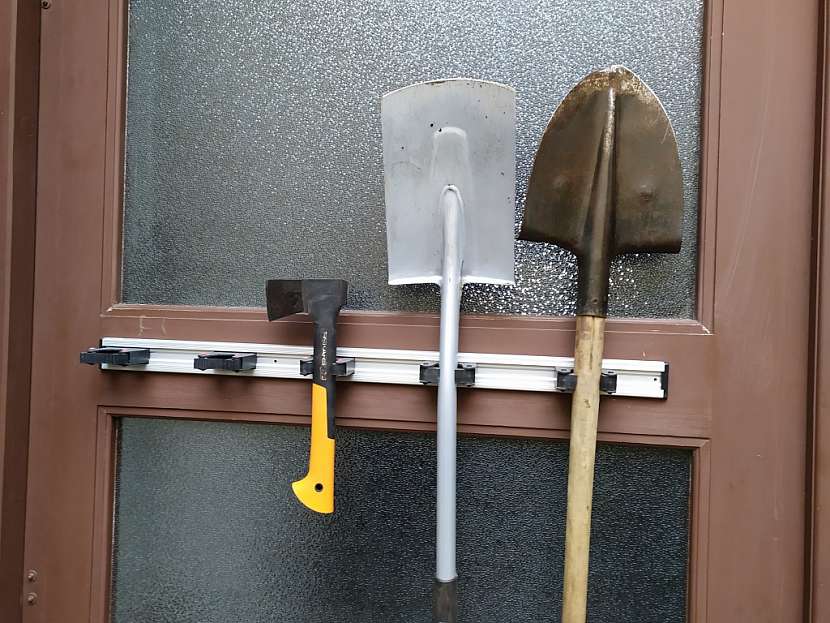 Po očištění ukliďte nářadí na přijatelné místo, kde se nepoškodí