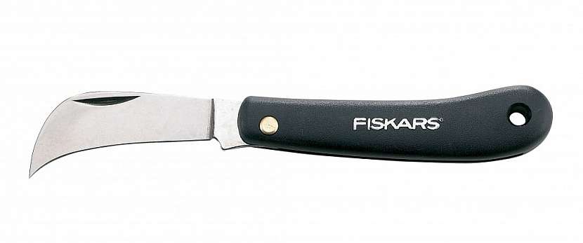 Zahradnická žabka Fiskars je perfektní pro úpravu dřevin a rostlin. Její čepel je vyrobena z vysoce kvalitní oceli a po zavření ji můžete bezpečně nosit v kapse.