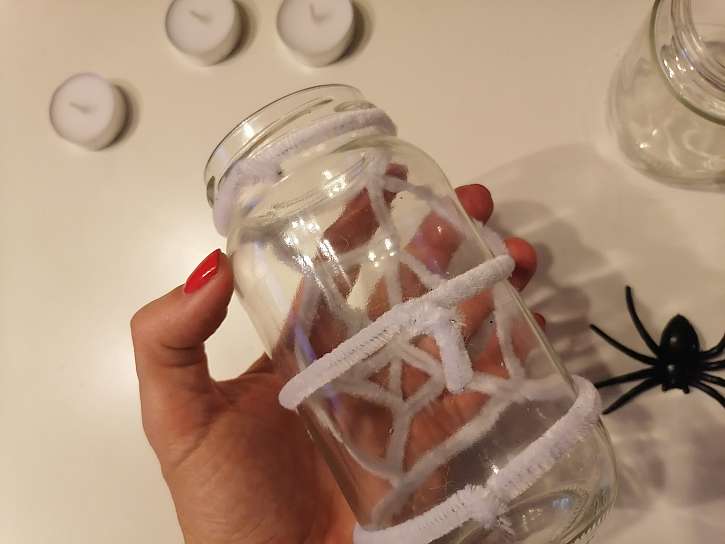 Pavoučí síť připevněte na zavařovací sklenici