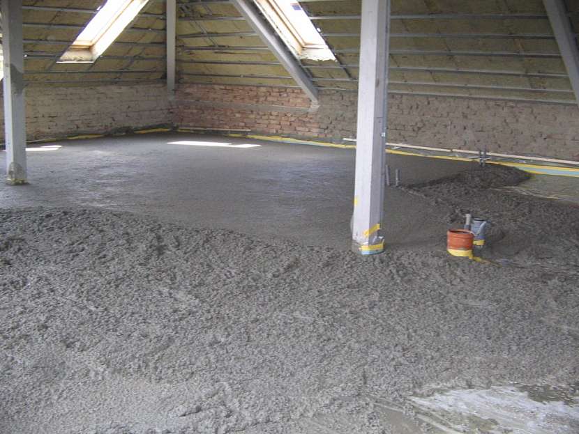 Co se lilo na půdy? Teplý beton!