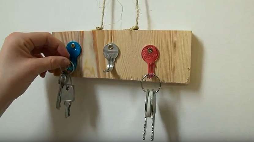 Věšák na klíče s klíči: Když zámek už dávno chybí