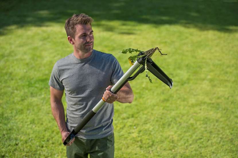 Vytrhávač plevele Fiskars SmartFit s teleskopickou rukojetí. Čtyři dlouhé čelisti uchopí plevel či kořeny ze všech stran a díky působení páky je práce velice snadná.
