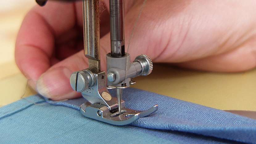 DIY stojan na noviny: naměříme a oentlujeme látku