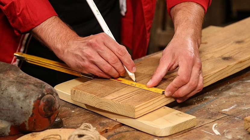 DIY policová sestava bez hřebíků: vyměříme si značky