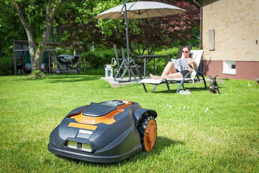 Zahradní robot si v případě potřeby nabití sám zajede do nabíjecí stanice připojené k elektřině