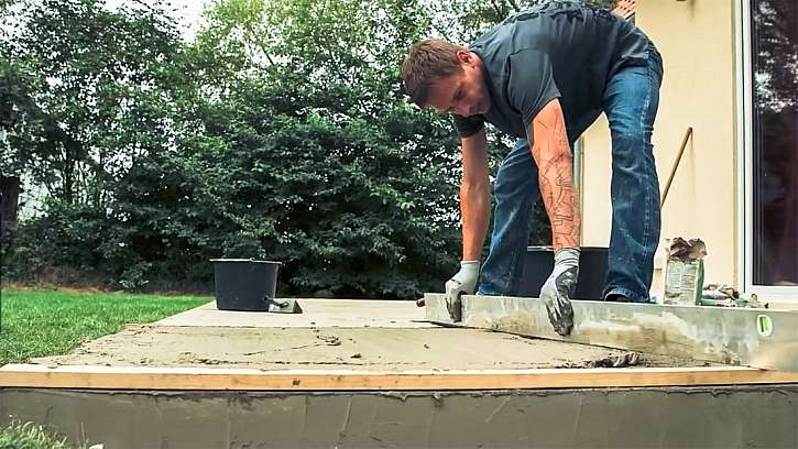 Pokládka přírodního kamene se provádí technikou mokré na mokré pomocí malty, která se nanáší ve vrstvě o tloušťce 4 cm.