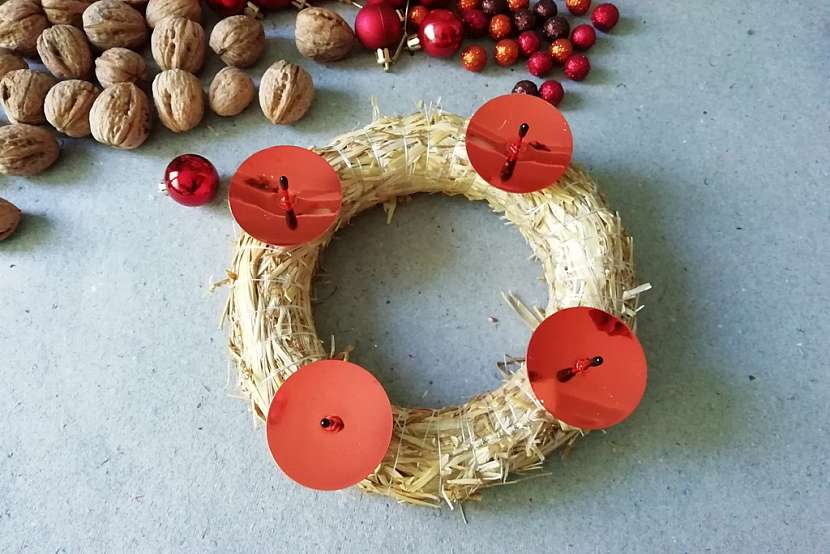 Adventní věnec do garsonky: zapíchněte kalíšky