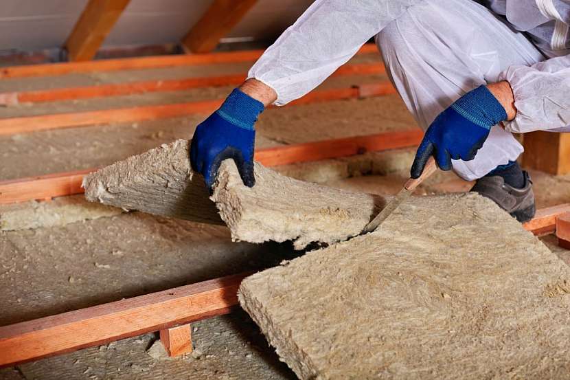 Minerální vatu řežeme na potřebnou šířku speciálním nožem
