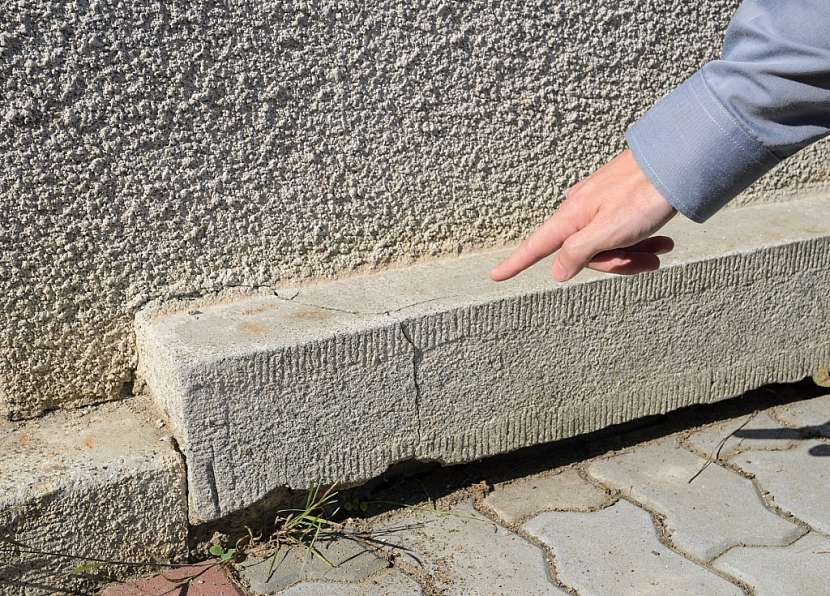 Poškozeným soklem proniká vlhkost do obvodového zdiva pod terénem