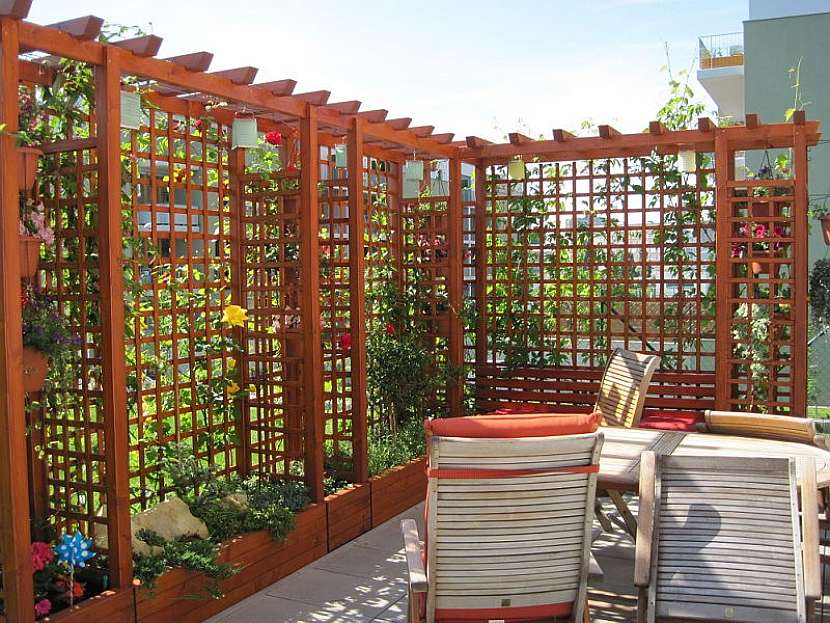 Samostojná pergola znamená méně práce