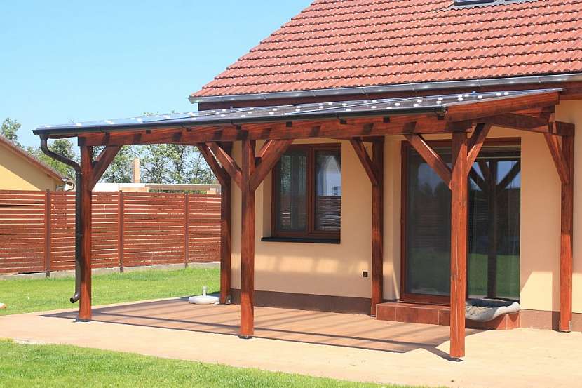 Pergola s celodřevěnou střešní konstrukcí a krytinou z polykarbonátu