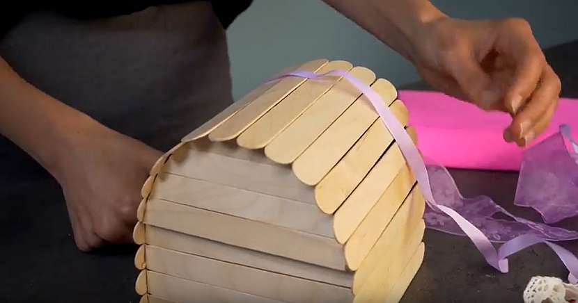 Krabička na bonbony: nalepte stuhy a knoflík