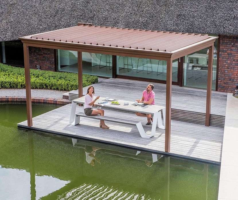 Samostatně stojící pergola vytvoří v zahradě příjemné zátiší