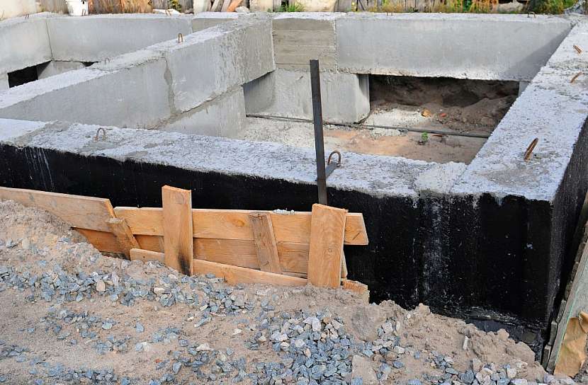 Základ vytvořený bedněním, opatřený bitumenovou hydroizolací