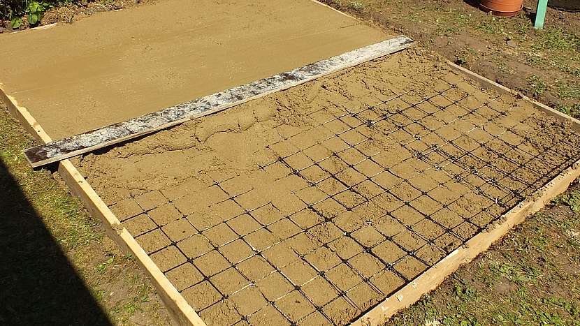 Chytrá síť jako výztuž betonu: druhou vrstvu betonu pomocí stahovací latě srovnáme