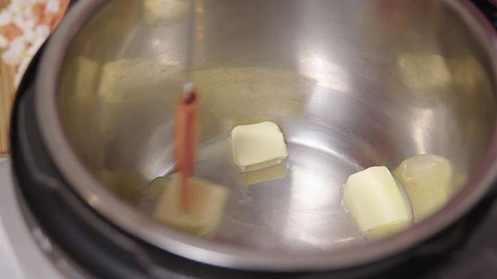 Rozpuštění másla v hrnci.
