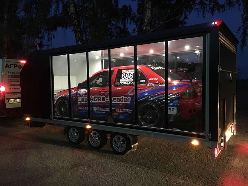Autopřepravník VEZEKO – auto jako ve vitríně