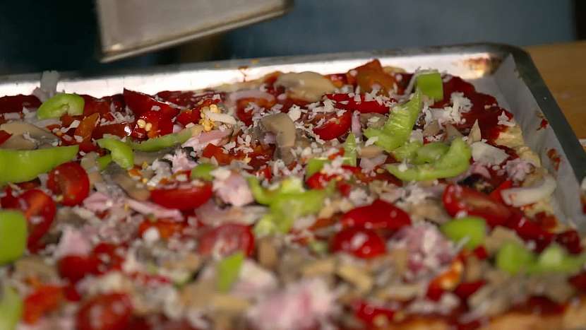 Obložená pizza