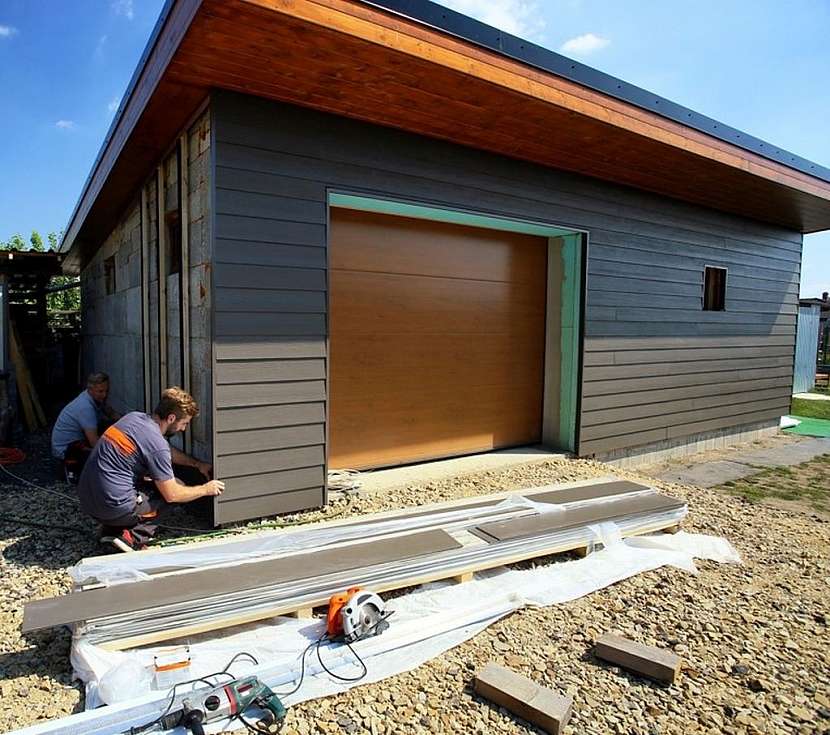 Rozměry obkladů HardiePlank jsou 3 600 × 180 × 8 mm a montáž může probíhat horizontálně (například klasicky jako překládaná fasáda) nebo vertikálně