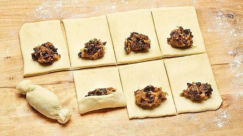 Recept na cibulovo-švestkové taštičky: těsto naplníme a zavineme