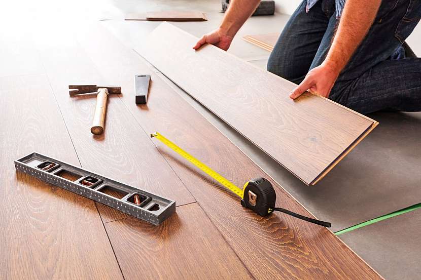 Plovoucí laminátové podlahy se spojí systémem pero + drážka a nepotřebují lepení
