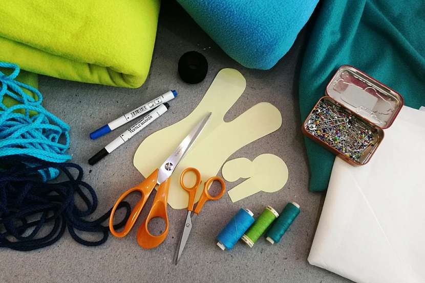 Materiál a pomůcky na ušití zajíce