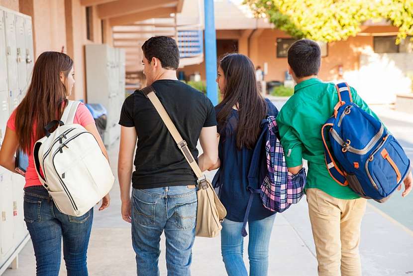 Starší studenti též ocení praktickou tašku přes rameno