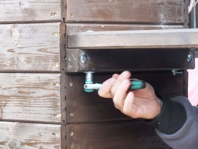 šroubování lavičky
