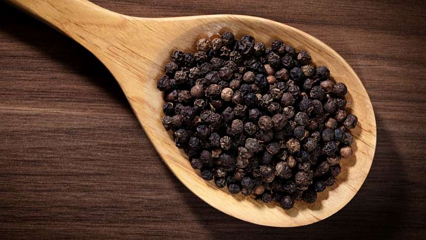 Černý pepř se získává sklizní nedozrálých bobulí a prochází procesem fermentace, které zapříčiní zčernání povrchu pepře