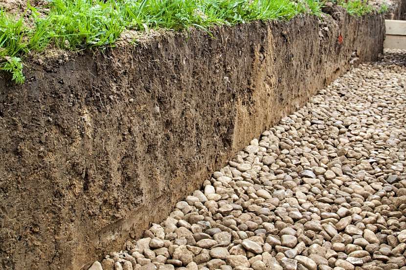 Zhutnění podkladu, na který budeme sypat písek a lít beton, je nezbytnou částí