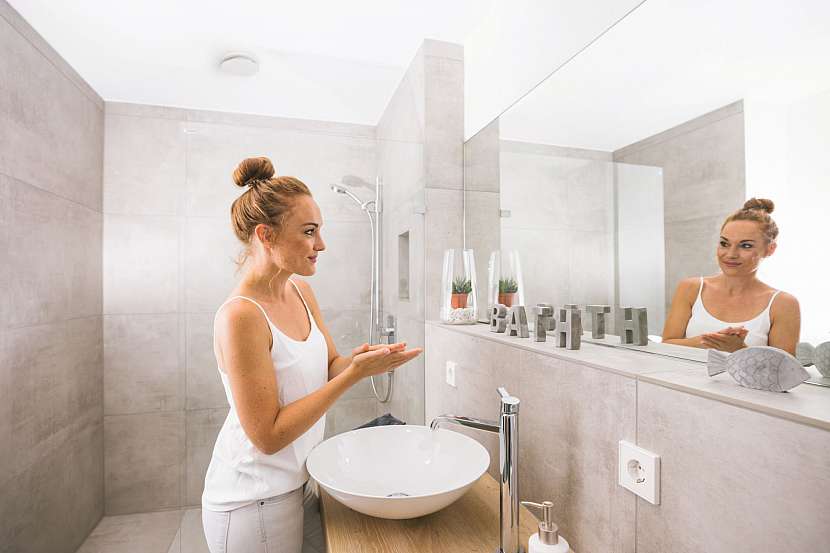 Zehnder-CSY-ComfoValve-Luna-E-bathroom-woman-1_Print_76387