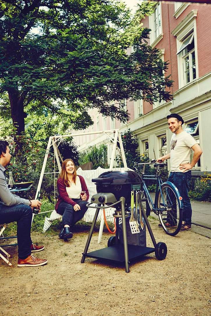 Gril Geneva je vybavený systémem dvou hořáků, díky čemuž zvládne i přípravu barbecue.