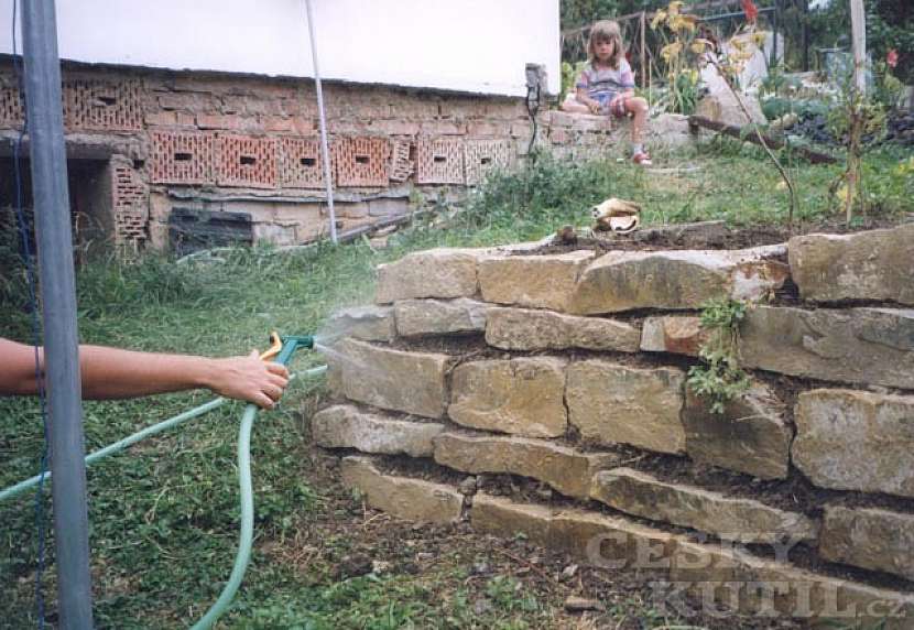 Stavba kamenné zídky nasucho