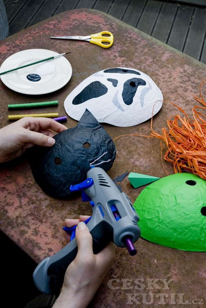 Výroba maškarních či halloweenských masek z novin