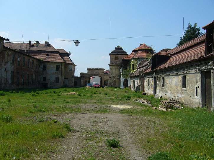 Areál panského statku ze 17. století, který od 80. let 20. století chátral a poslední ránu mu zasadily ničivé povodně.