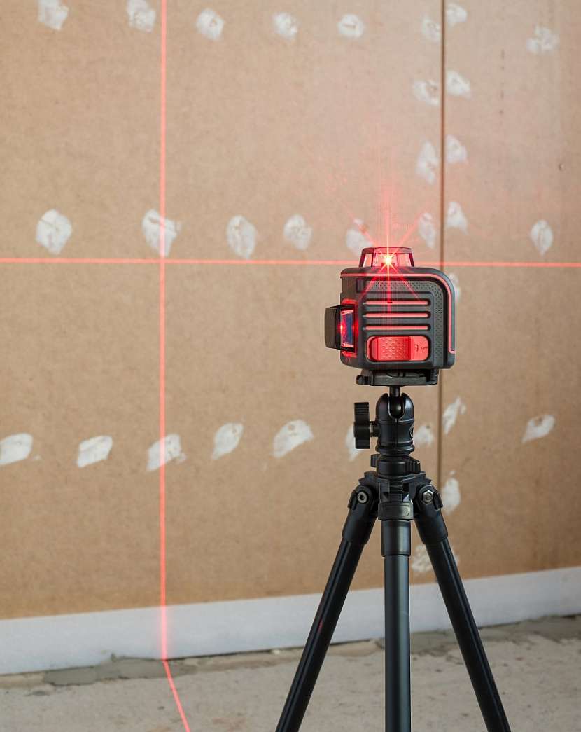 Čárový laserový zaměřovač kreslí na zdi dokonalé čáry