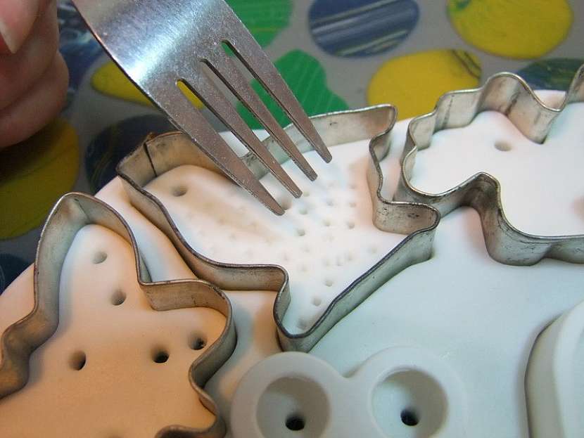 Výroba jarní dekorace z modelitu – motýlci a ptáčci