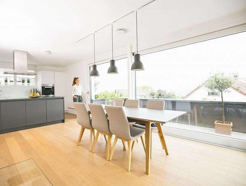 Zehnder_CSY_ComfoValveLunaE-S-kitchen-living-woman-window-1_Print_76400