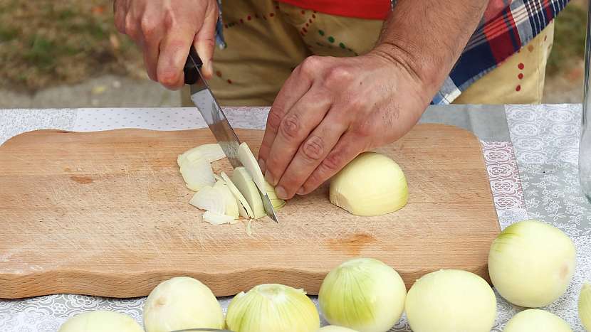 Recept na utopence: nakrájíme cibuli