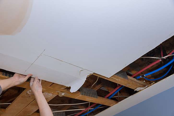 Při snižování stropů dbejte na správné ukotvení sádrokartonu delšími šrouby a do nosných trámů