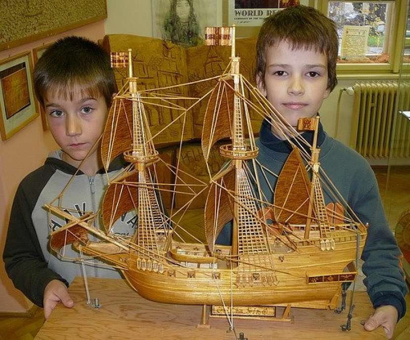 Vlajková loď Golden Hind vyrobená ze zápalek