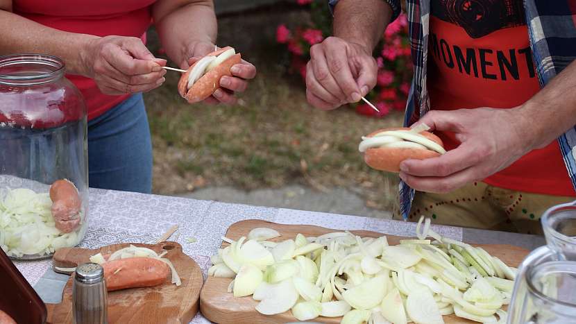 Recept na utopence: špekáčky naplníme cibulí