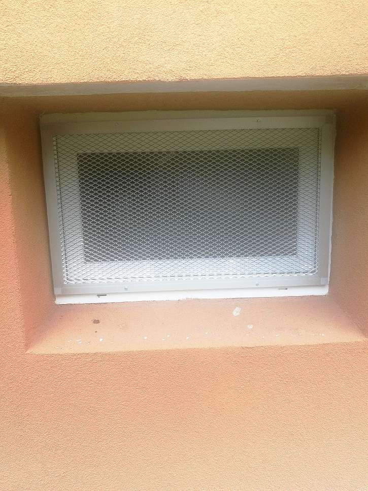 Sklepní okénko je častým vstupním otvorem nejen pro myši, ale i pro zloděje